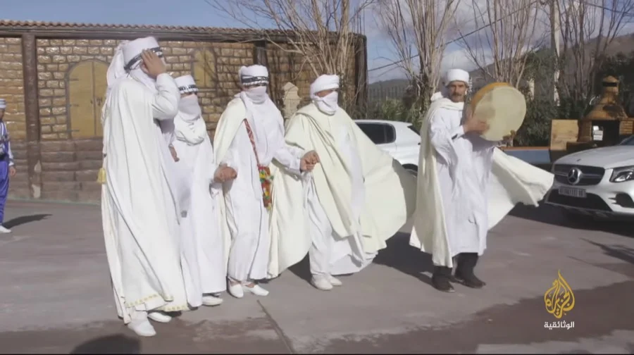 الرجال بالزي الشاوي التقليدي الأبيض